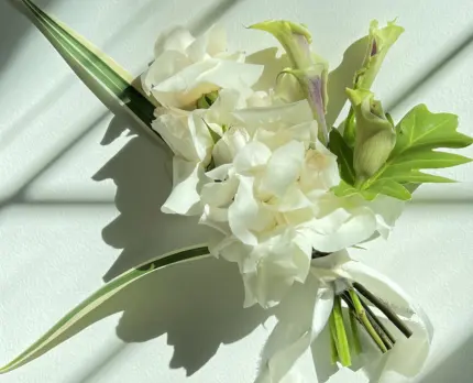 modern white bridal bouquet